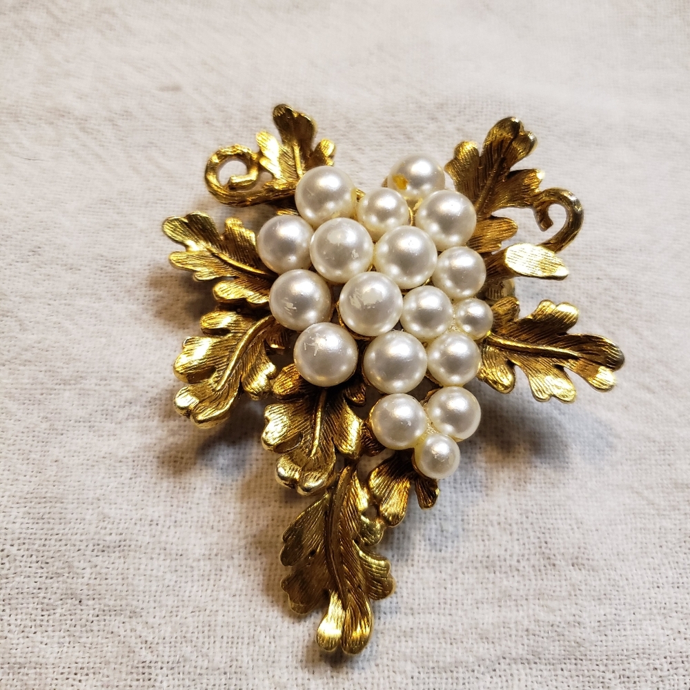 Vintage And Beautiful 1950's Art Nouveau Faux Pearl Grape Cluster Goldtone Vine